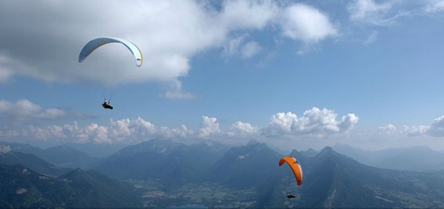  Entre el cielo y la tierra en parapenle 
